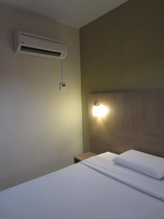 Radiant Hotel Sitiawan Habitación foto